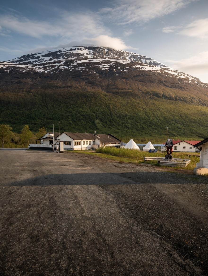Velkommen til Lyngenfjorden. Hos oss finner du rom, hytter og leiligheter med god seng, varm mat og utsikt rett mot fjellene.